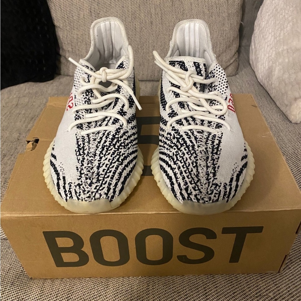 Yeezy Boost 350 v2 Zebra - Picture 4 of 10